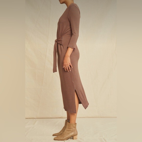 Amour Vert Colombe Scallop Knit Dress - Picture 2 of 9